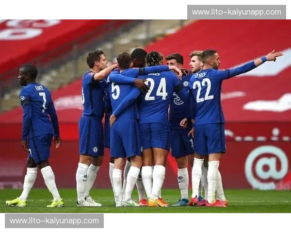 拉瓦勒的荣耀之路vs.斯特拉斯的蓝色信仰:一场决定命运的绿茵对决